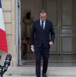 Caos político em França: o que se segue após demissão do primeiro-ministro? 