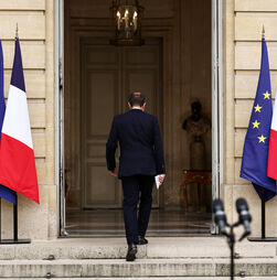 Terceiro primeiro-ministro a renunciar num ano. O que vai acontecer agora em França? 