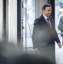Montenegro culpa PS e Chega por não haver regras rápidas para afastamento de imigrantes
