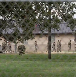 Tropas da Guarda Nacional instalam-se em centro militar perto de Chicago