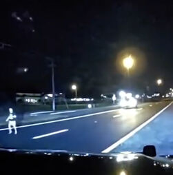 Polícia salva criança no meio de uma autoestrada na Flórida