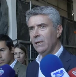 José Luís Carneiro diz que foi informado da decisão de Pedro Nuno Santos de suspender mandato de deputado