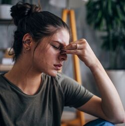 Quando a enxaqueca rouba o sorriso – e empurra para a depressão