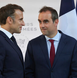 Primeiro-ministro francês suspende plano para as reformas de Macron antes de voto de desconfiança 