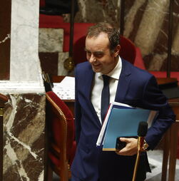 Primeiro-ministro francês sobrevive a duas moções de censura