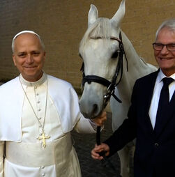 Papa Leão XIV recebe cavalo árabe puro-sangue  