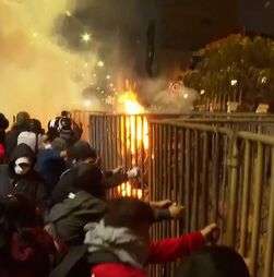 Arremesso de pedras e engenhos pirotécnicos durante confrontos entre jovens manifestantes e polícia no Peru 