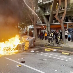 Vidros partidos e caixotes de lixo incendiados: Confrontos violentos em Barcelona durante protestos de apoio à Palestina  