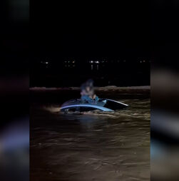 Pai e bebé resgatados de carro preso nas cheias no Arizona