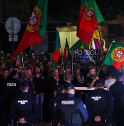 Mais de uma centena de polícias protestam em Lisboa para exigir melhores salários