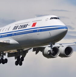Avião da Air China desviado para Xangai após fogo numa bateria guardada em bagagem