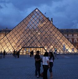 Trio de assaltantes partiu janelas e roubou nove jóias do Museu do Louvre