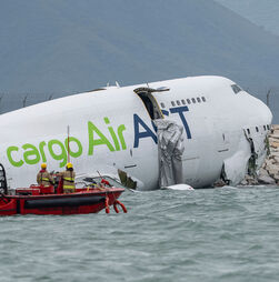 Avião de carga sai da pista e mata dois trabalhadores no aeroporto de Hong Kong