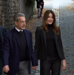 Entre aplausos e de mão dada com a mulher: Foi assim que Sarkozy saiu de casa para dar entrada na prisão