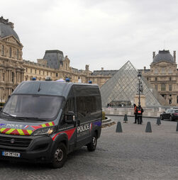 Joias de 'valor inestimável' roubadas do Louvre não têm seguro