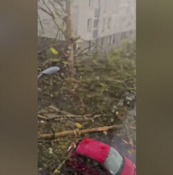 Tornado raro atinge os subúrbios de Paris 