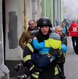 Crianças retiradas de jardim de infância atingido por ataque russo em Kharkiv