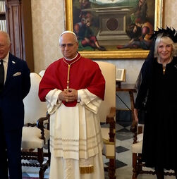 Rei Carlos III e rainha Camila rezam com o Papa Leão XIV no Vaticano em momento histórico