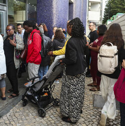 Dezenas à porta do IHRU desde madrugada para apoios à renda da casa