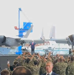 Rodeado de aviões militares: A chegada de Trump à base naval americana no Japão 