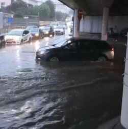 Inundação súbita obriga a retirar condutores de rotunda em Oeiras