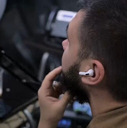 Forças ucranianas recorrem a drones aéreos e terrestres na luta contra a invasão russa no Donbass 