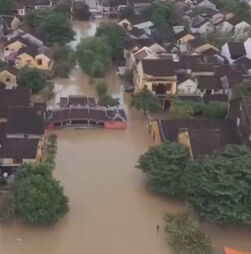 Casas parcialmente submersas e pontes colapsadas: Mau tempo abala Vietname
