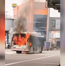 Imagens mostram autocarro em chamas em aeroporto da Índia