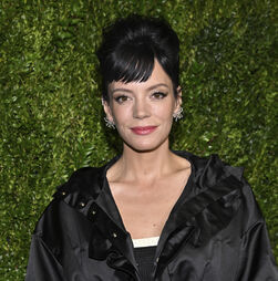 Dona da sua narrativa: o novo álbum implacável de Lily Allen 