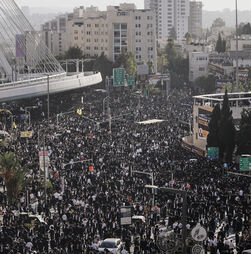 Dezenas de milhares de judeus ultraortodoxos protestam contra o recrutamento militar 