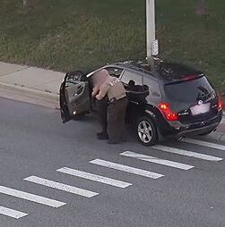 Polícia salva condutora que se engasgou ao volante nos EUA 