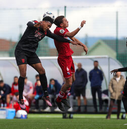 Acumulação de impactos na cabeça no futebol pode levar à demência