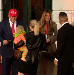 Trump e Melania deram doces a crianças na celebração de Halloween na Casa Branca