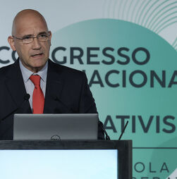 Passos pede ao Governo que não adie decisões por cálculos eleitorais