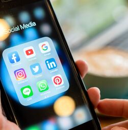 Desinformação nas redes sociais em Portugal e Espanha é sistémica e transnacional