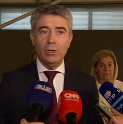 José Luís Carneiro diz que Governo 'tem de responder' à proposta do PS para a gestão de emergência na Saúde