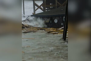 Impressionante: casas desmoronam-se em pleno oceano na Carolina do Norte devido às tempestades