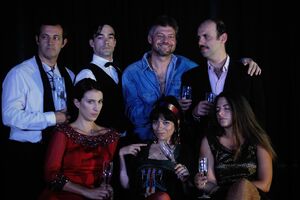 O elenco de "Jantar", peça de Moira Buffini que Pedro Carraca encena no novo Teatro Paulo Claro, em Marvila