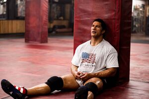 O wrestler e ator Dwayne Johnson (conhecido como The Rock) tem sido colocado como um dos fortes candidatos a um Óscar, devido a esta interpretação