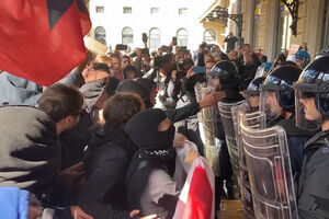Confrontos entre manifestante pró-Palestina e polícia em frente à estação central de Bolonha