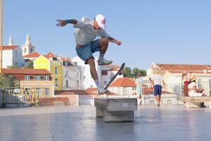 Gustavo Ribeiro a fazer manobras nas Portas do Sol, em Lisboa