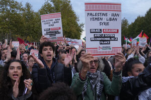 Manifestantes em Paris acusam França de apoiar Israel 