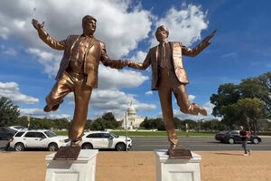 Escultura de Trump e Epstein sorridentes e de mãos dadas volta a aparecer em Washington  