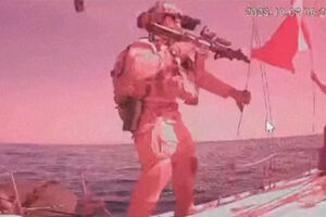 O momento em que o último barco da flotilha para Gaza é travado por militares israelitas  