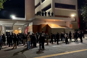 Manifestantes reúnem-se junto ao edifício da ICE em Portland à espera das tropas federais