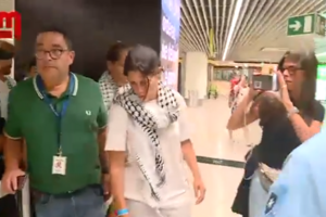 Ativistas portugueses recebidos com muita euforia por multidão no Aeroporto de Lisboa