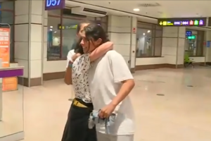 As primeiras imagens do encontro de Mariana e Joana Mortágua no aeroporto de Madrid