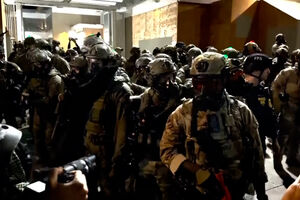 Manifestantes protestam em frente às instalações do ICE em Portland    