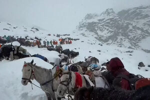 Centenas de pessoas presas no Monte Evereste devido a tempestade de neve
