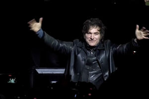 Presidente argentino em modo estrela de rock durante apresentação do seu livro em estádio de Buenos Aires 